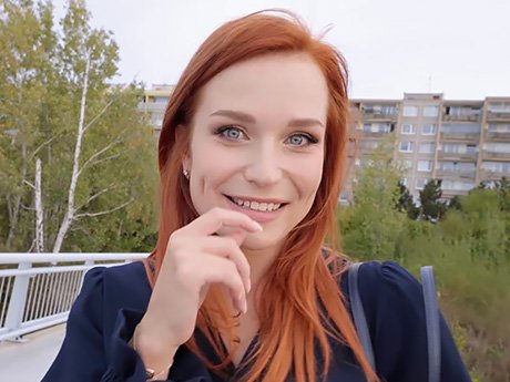 МИЛФу отвели на заброшку за пустырём и оттрахали на фоне серых хрущевок