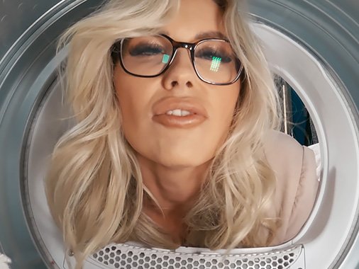 Сисястая домохозяйка мается от недотраха большим, твердым членом